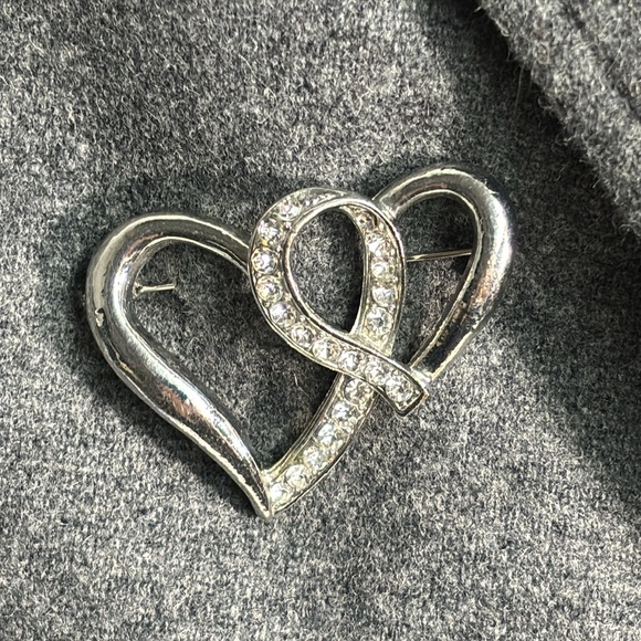 Pretty double heart rhinestone brooch - Picture 3 of 5